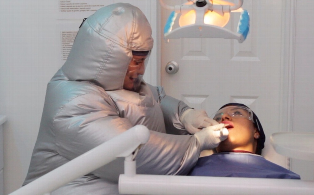 Imagen Mexicanos crean traje para proteger a odontólogos contra COVID-19