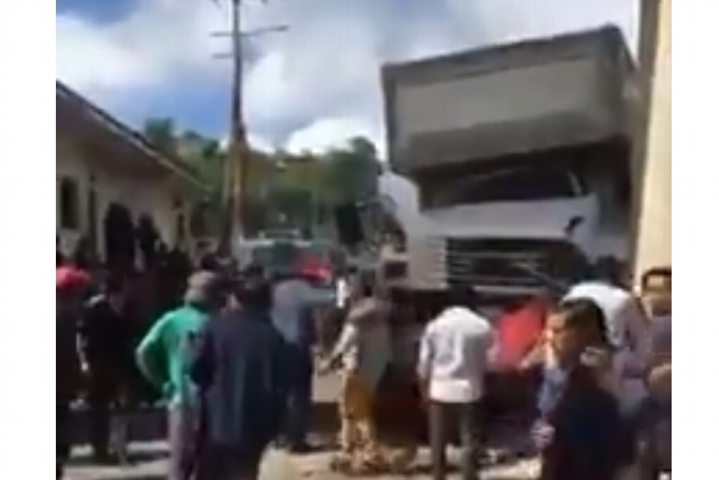 Imagen Camión de carga se queda sin frenos y arrastra vehículos y peatones en Oxchuc, Chiapas