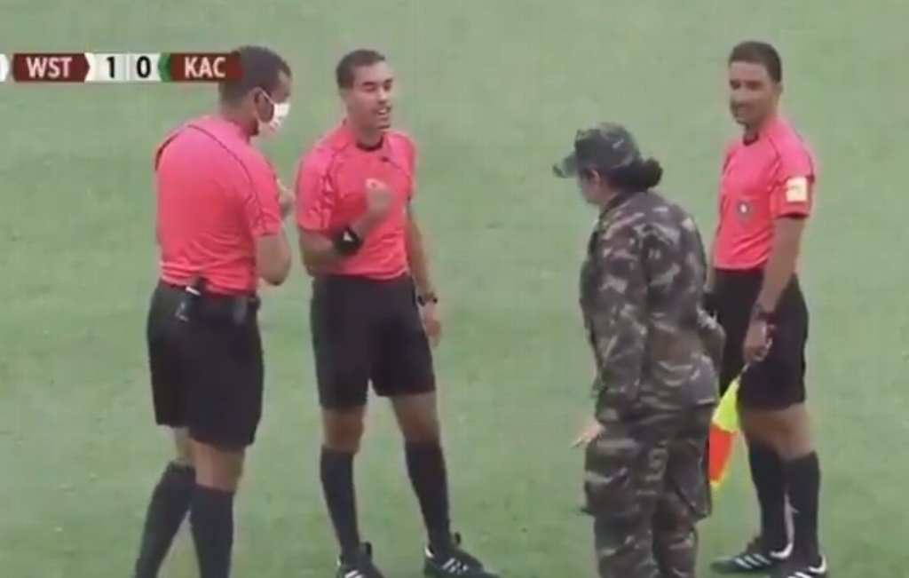 Imagen Ejército entra a detener partido de fútbol; jugadores tenían COVID-19 (+video)