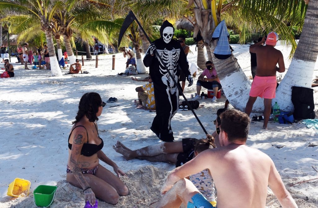 Imagen 'La muerte' pide regresar a casa a turistas en playas de Quintana Roo