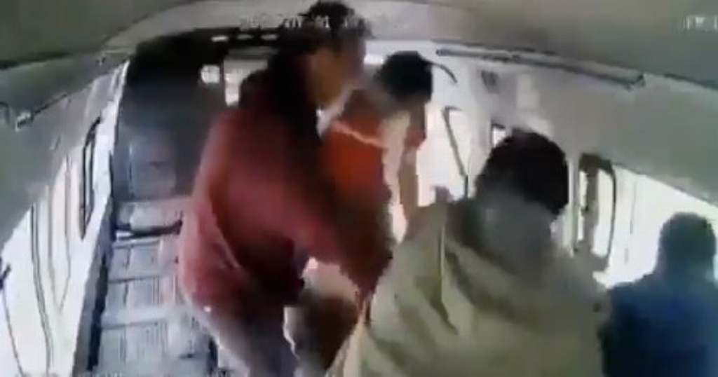 Imagen Genera memes, video de golpiza a asaltante en combi (+video)