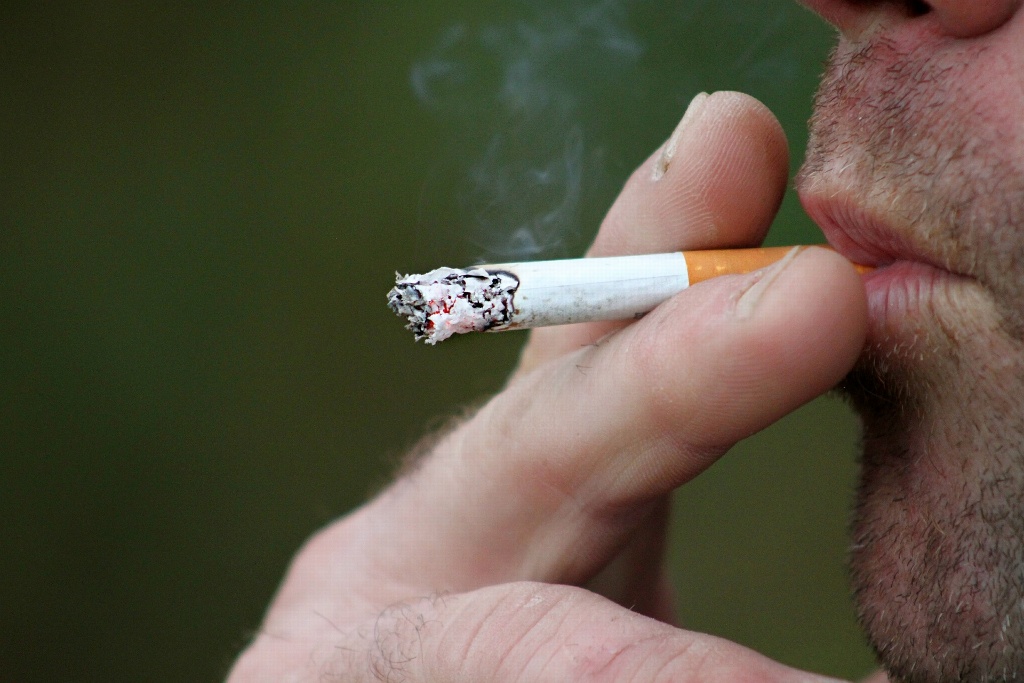 Imagen Humo de cigarro puede ser fuente de contagio de COVID-19, advierten especialistas