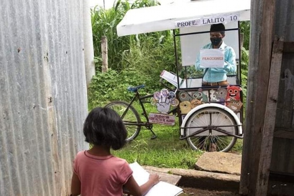 Imagen Maestro convierte su bici en 'escuelita móvil' para dar clases durante la pandemia