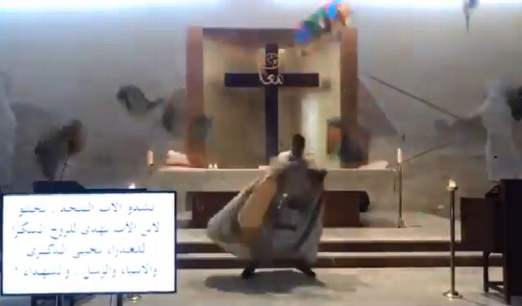 Imagen Explosión en Beirut sorprende a sacerdote en plena misa (+Video)