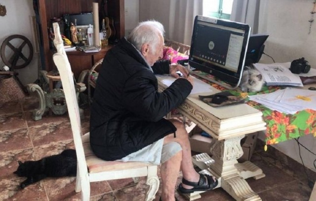 Imagen Abuelito de 92 años toma clases en línea para ser arquitecto e inspira en redes 