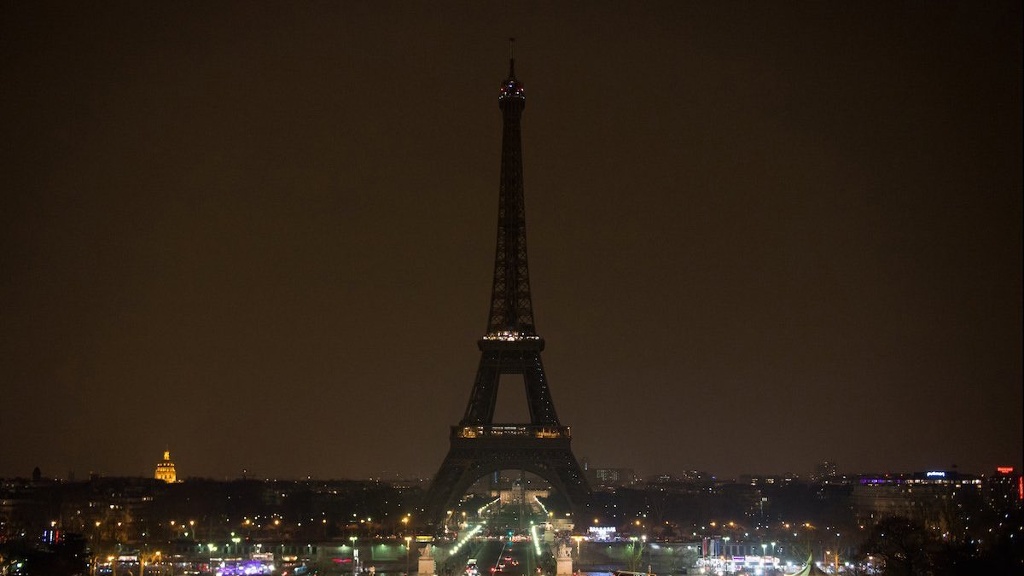 Imagen Torre Eiffel apaga sus luces en solidaridad con víctimas de explosión en Beirut (+Video)