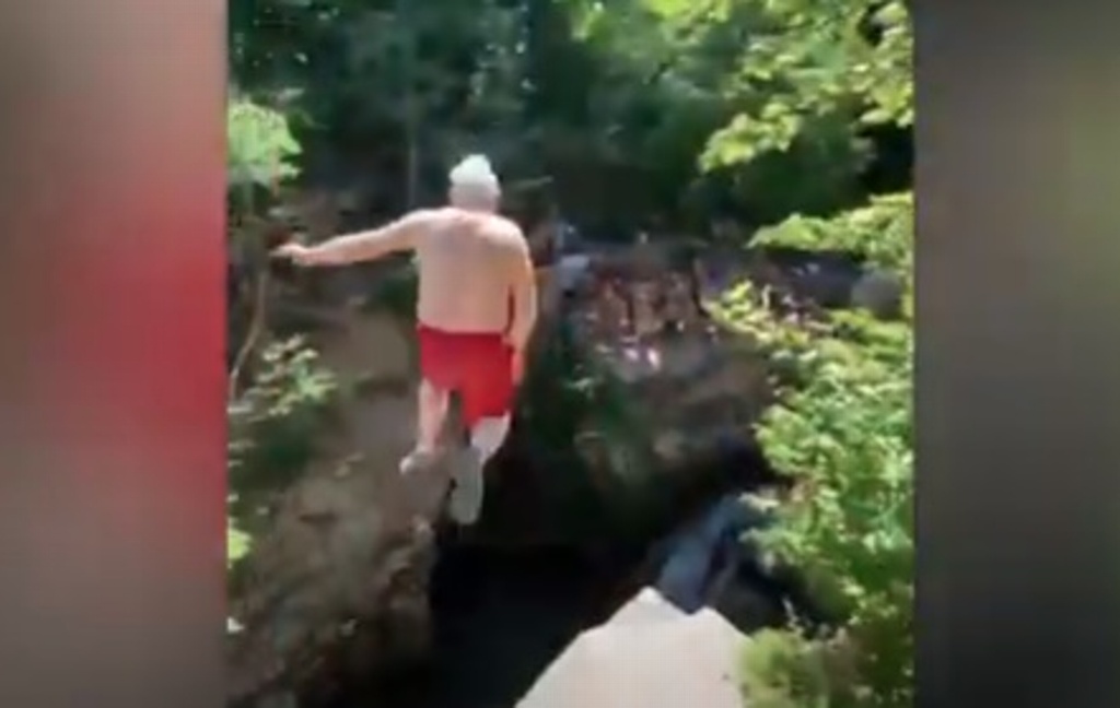 Imagen Abuelito salta de acantilado para mostrar a jóvenes cómo divertirse (+video)