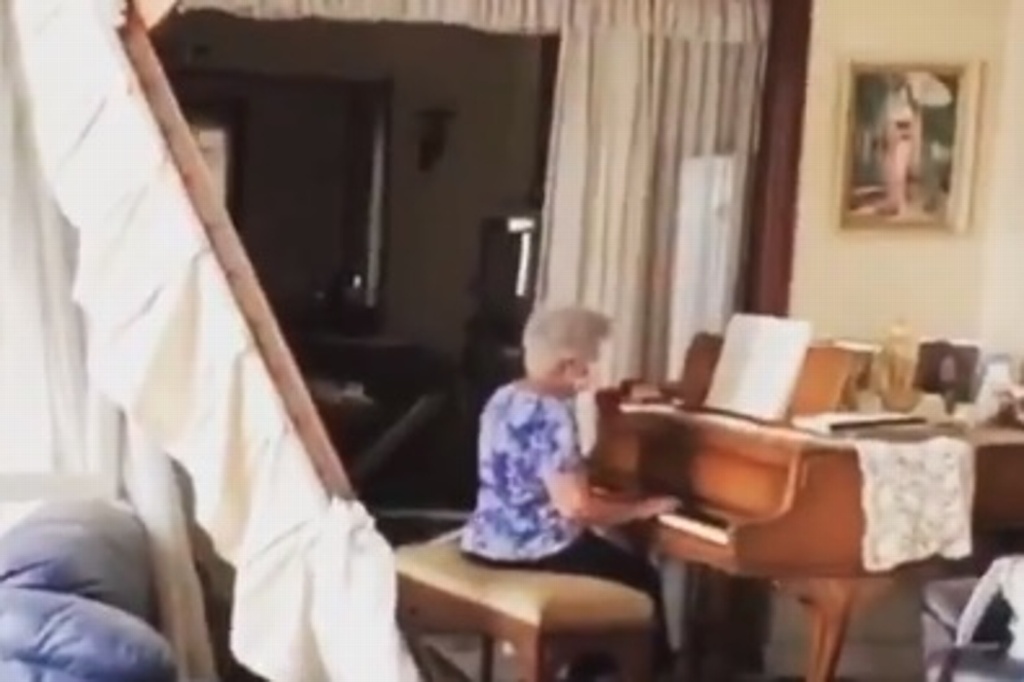 Imagen Mujer toca el piano en medio de su casa destruida por la explosión, en Beirut (+video)