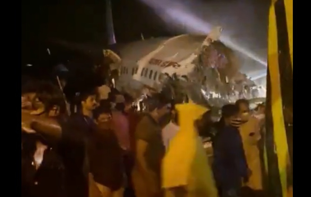Imagen Avión se parte en dos al aterrizar en aeropuerto de la India; hay varios heridos (+Video)