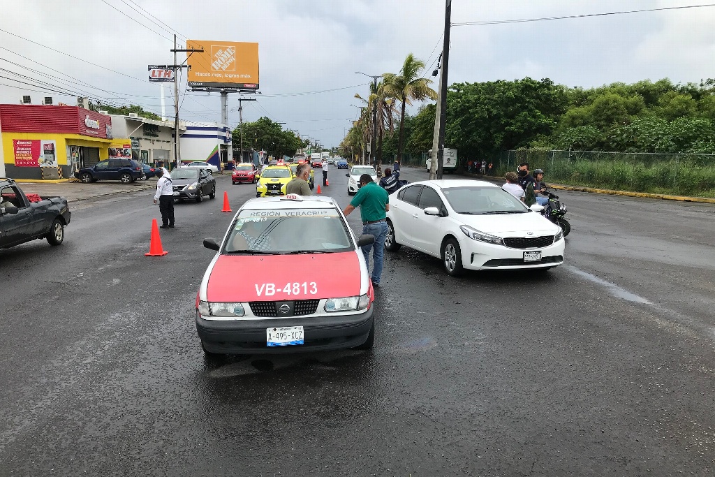 Imagen Choque genera caos vial en crucero de avenida Alemán en Veracruz