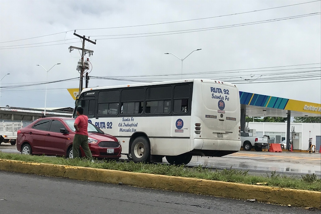 Imagen Camión urbano golpea a auto particular y pierde el control, en Veracruz