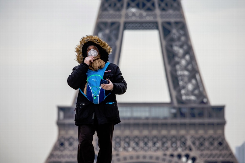 Imagen Imponen uso de cubrebocas en lugares públicos de París; quien no cumpla podría ir 6 meses a prisión
