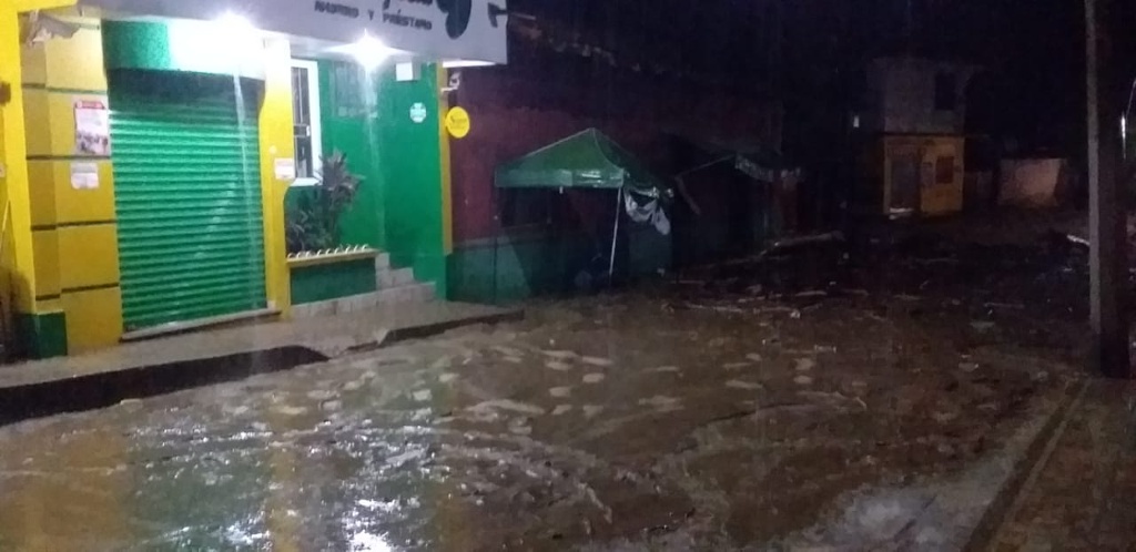 Imagen Se inunda Coyutla, Veracruz tras desbordamiento de arroyo (fotos+video)