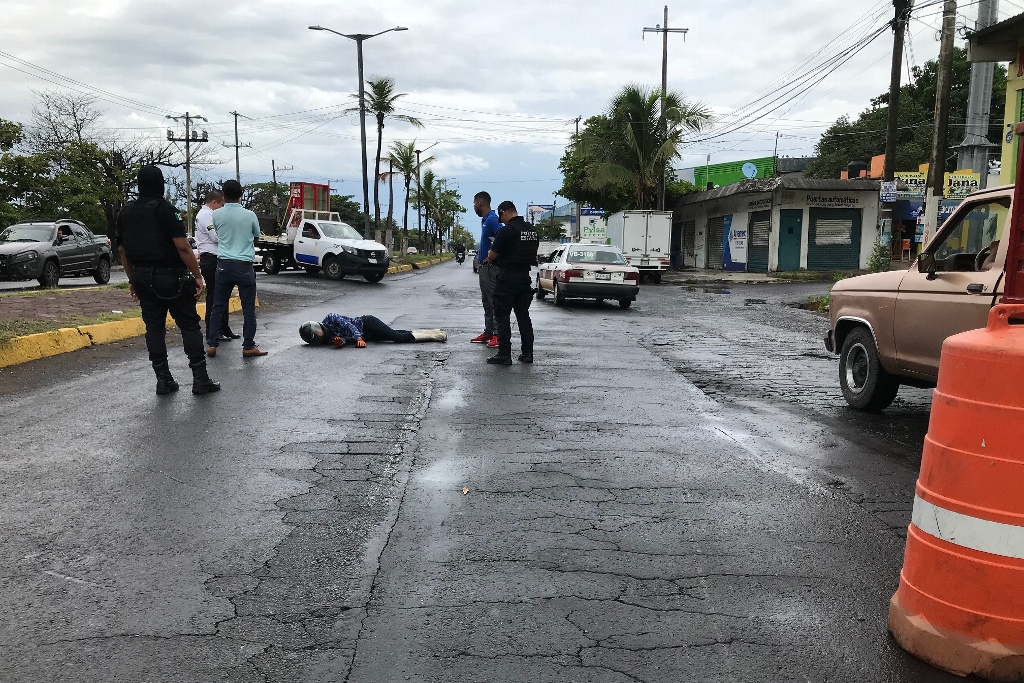 Imagen Motociclista derrapa en concurrida avenida de Veracruz, y resulta lesionado