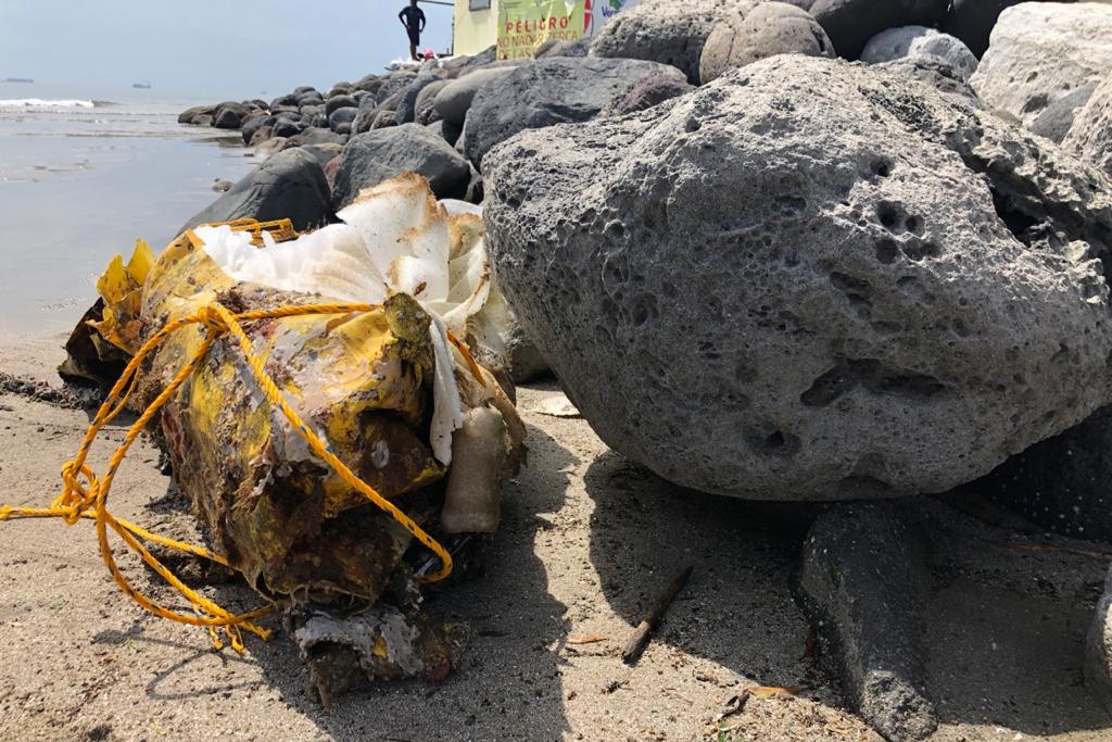 Imagen Sacan bulto que flotaba en playa Villa del Mar, no era un cuerpo (+video)