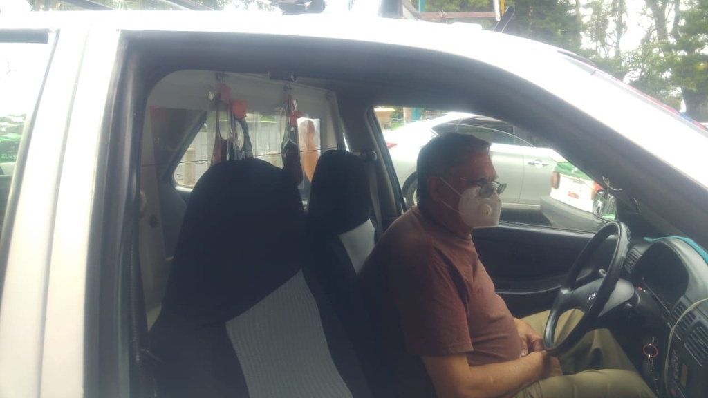 Imagen Taxistas en Xalapa, instalan panel de protección a pasajeros contra COVID-19