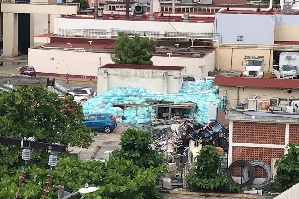 Imagen Se acumulan desechos en estacionamiento del IMSS Cuauhtémoc de Veracruz 