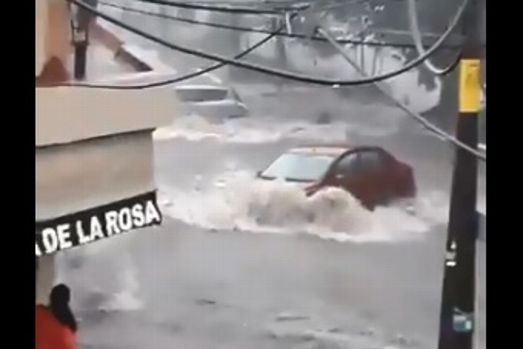 Imagen Fuertes lluvias arrastran vehículos en Colima (+Video)
