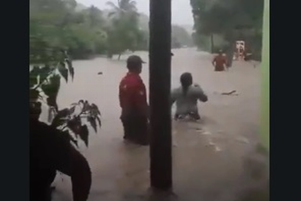 Imagen Reportan desbordamiento de dos ríos en Oaxaca por fuertes lluvias (+Video)