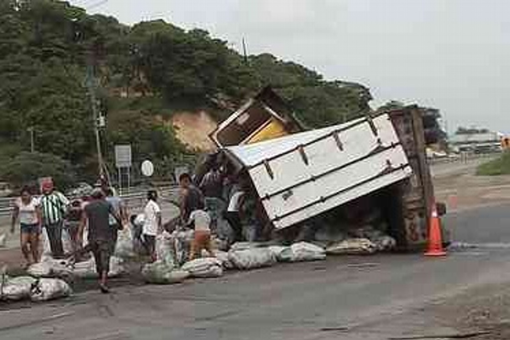 Imagen Vuelca tráiler en carretera Coatzacoalcos-Villahermosa y pobladores se llevan mercancía 
