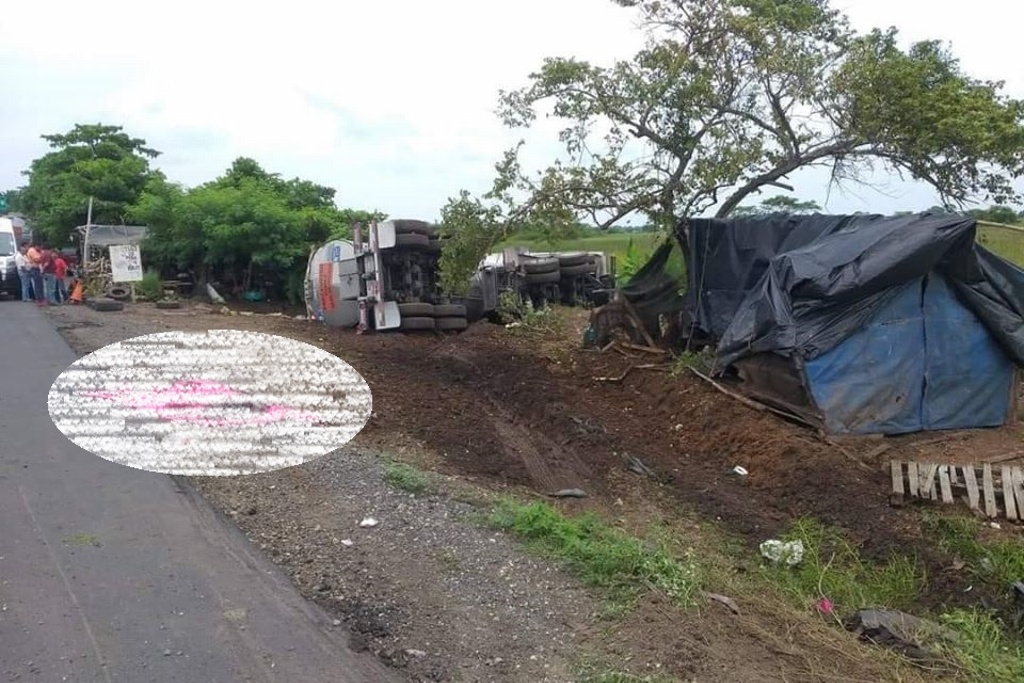 Imagen Vuelca tráiler en autopista La Tinaja-Cosoleacaque, en Veracruz