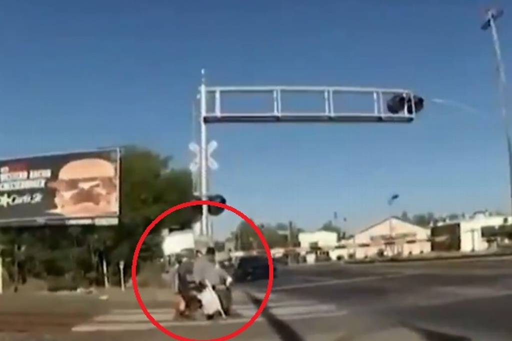 Imagen Mujer policía salva a hombre de 66 años de ser arrollado por tren (+Video)