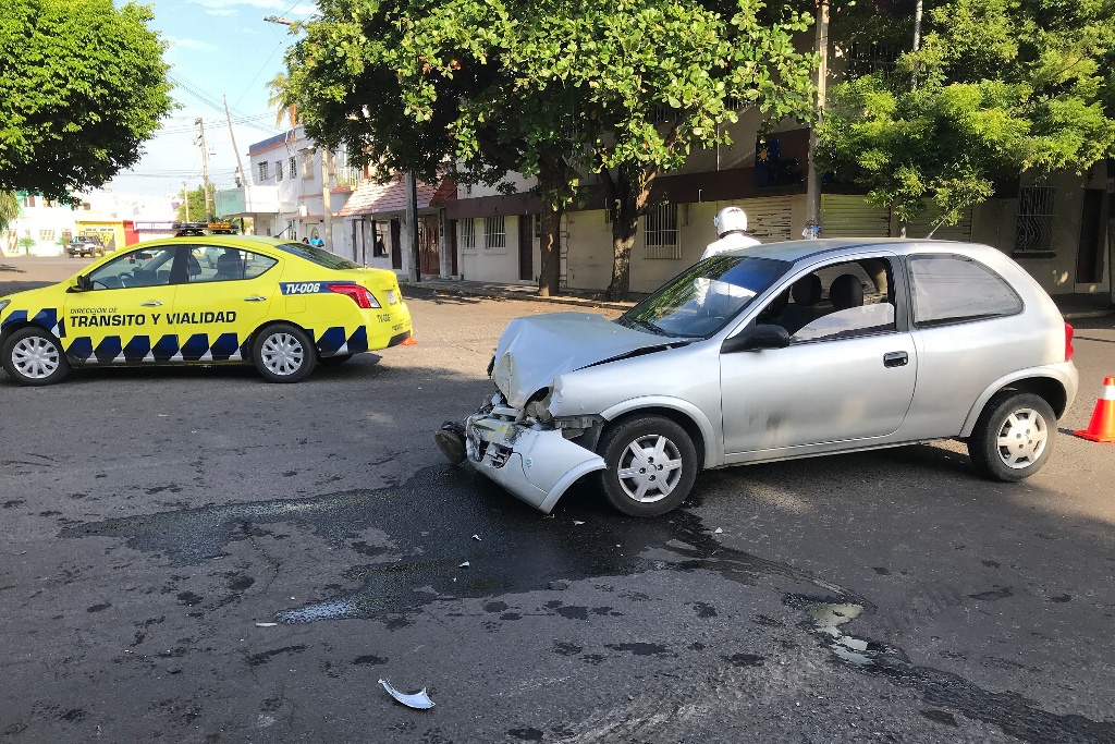 Imagen Aparatoso choque entre taxi y auto particular en centro de Veracruz