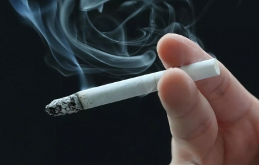 Imagen Para evitar contagios de COVID-19, España prohíbe fumar en la calle 