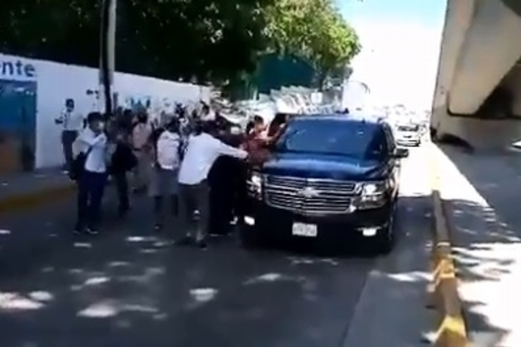 Imagen Manifestantes interceptan convoy de AMLO en Acapulco (+Video)