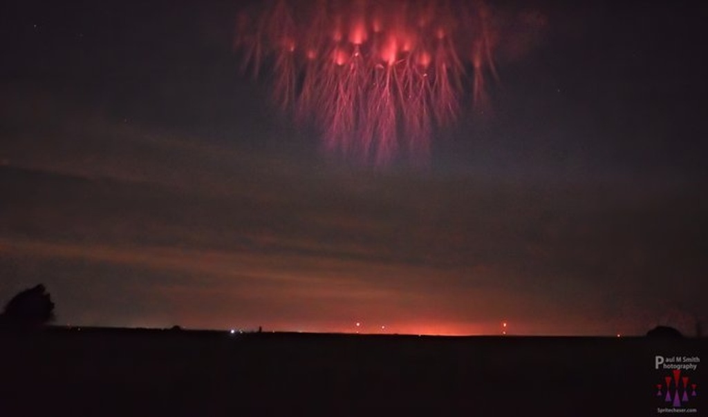 Imagen Aparecen aterradoras 'medusas' rojas gigantes en el cielo durante tormenta eléctrica