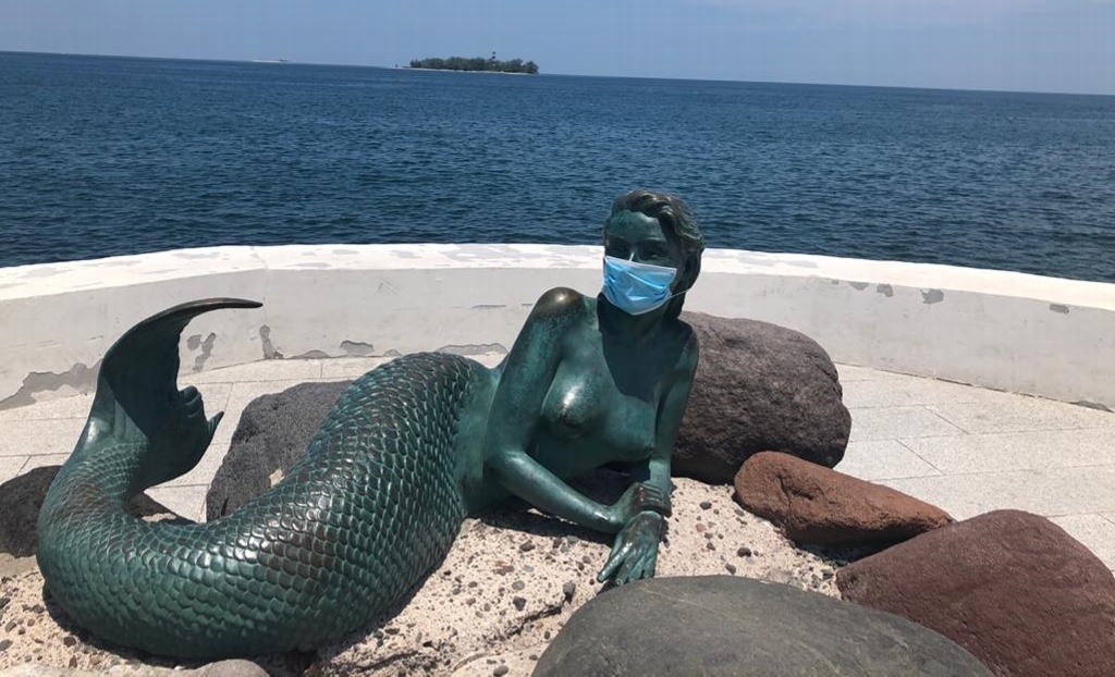 Imagen Colocan cubrebocas a escultura de 'La Sirena' en Boca del Río