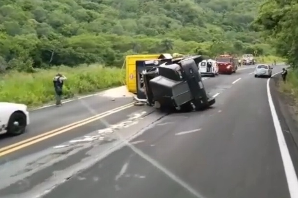 Vuelca tráiler en carretera federal Xalapa-Veracruz - xeu noticias veracruz
