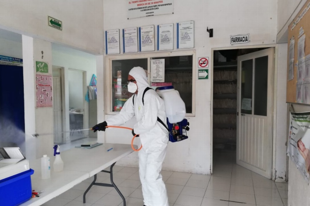 Imagen Desinfectan espacios públicos y difunden medidas sanitarias en 11 jurisdicciones sanitarias de Veracruz