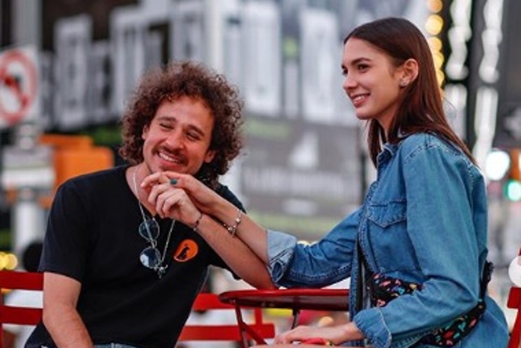 Imagen Tunden en redes a Luisito Comunica por compartir imagen junto a su novia (+Foto)