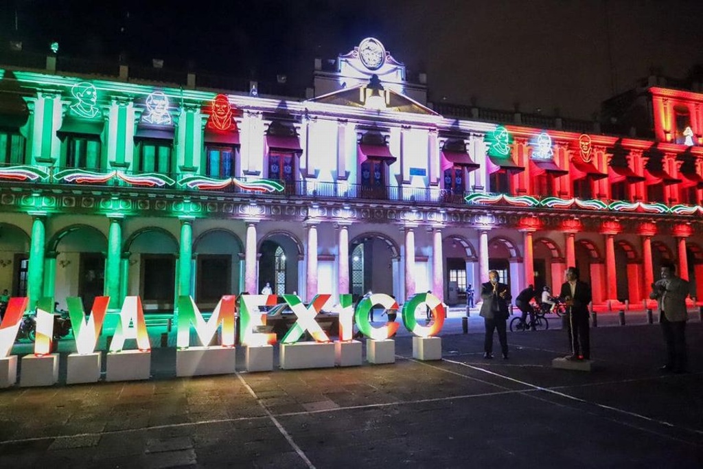 Imagen Encienden iluminación patria en Palacio de Gobierno de Xalapa, Veracruz (+Fotos)
