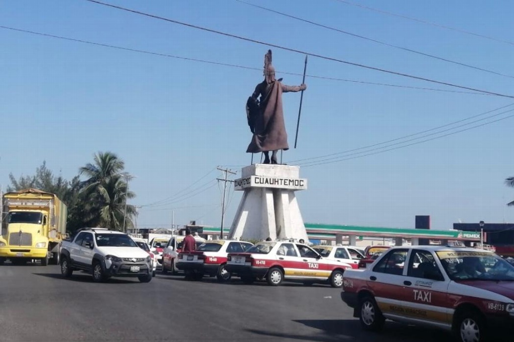 Imagen Taxistas piden retiren monumento de Cuauhtémoc en Veracruz