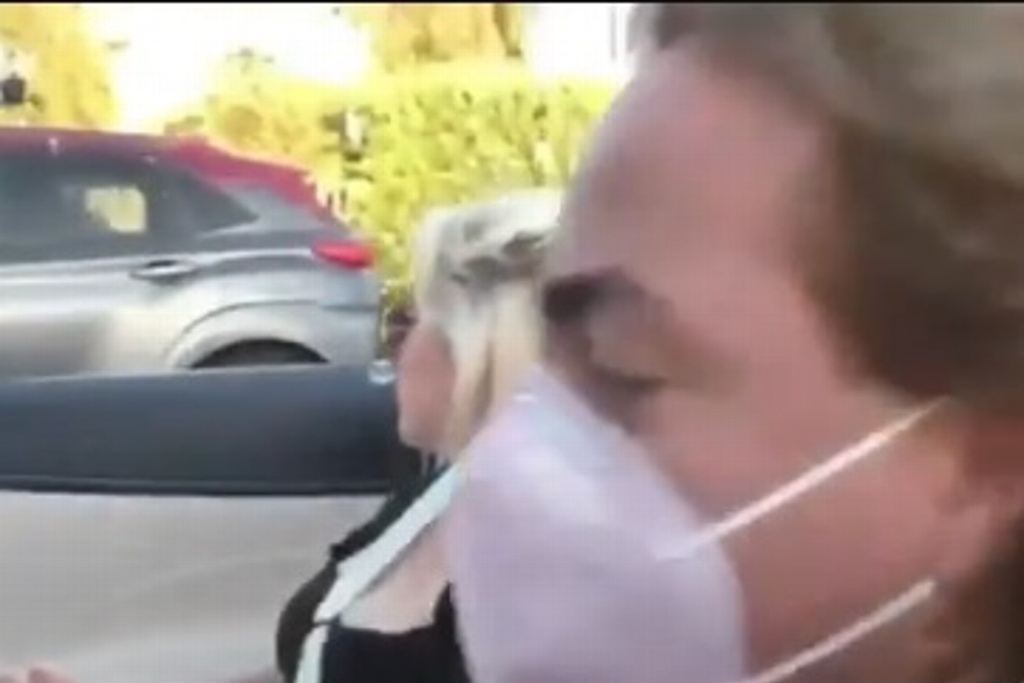 Imagen Captan a Cristian Castro acompañado de mujer paseando tras fallecimiento de “El Loco” Valdés