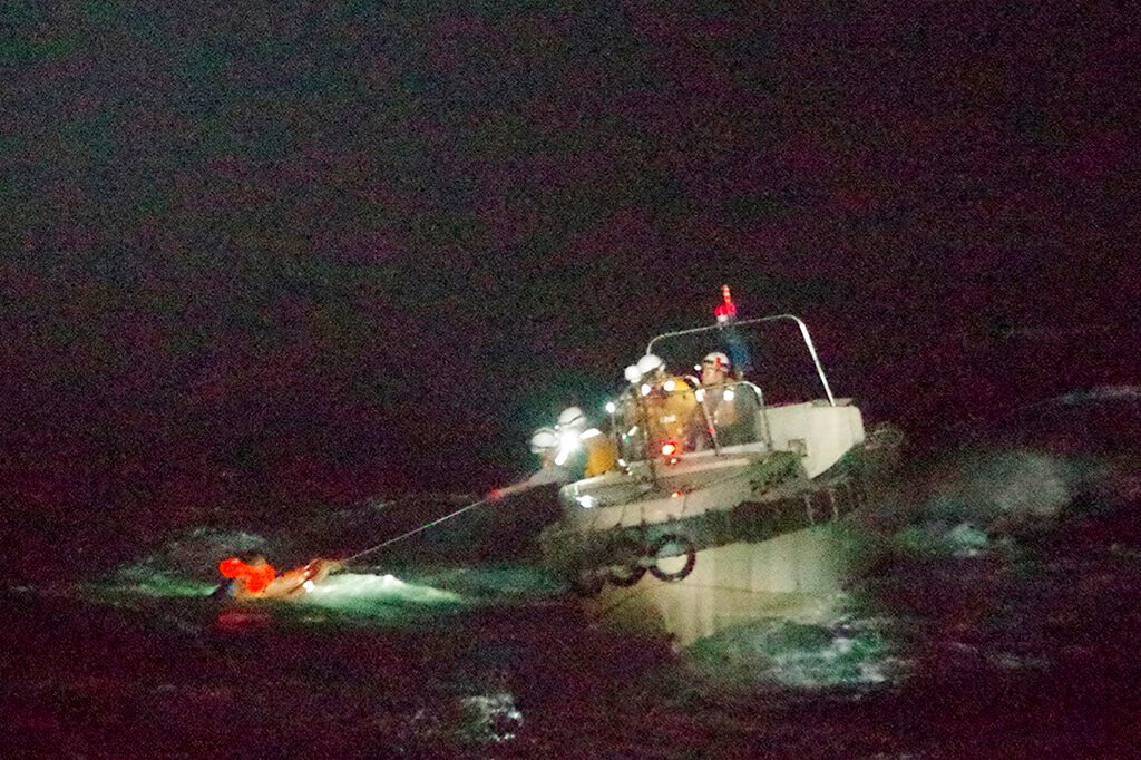Imagen Se hunde barco con 42 tripulantes y más de 5 mil cabezas de ganado, en Japón