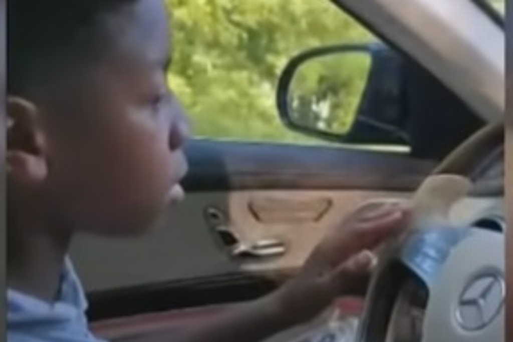 Imagen Niño salva a su abuela llevándola de urgencia en auto al hospital (+Video)