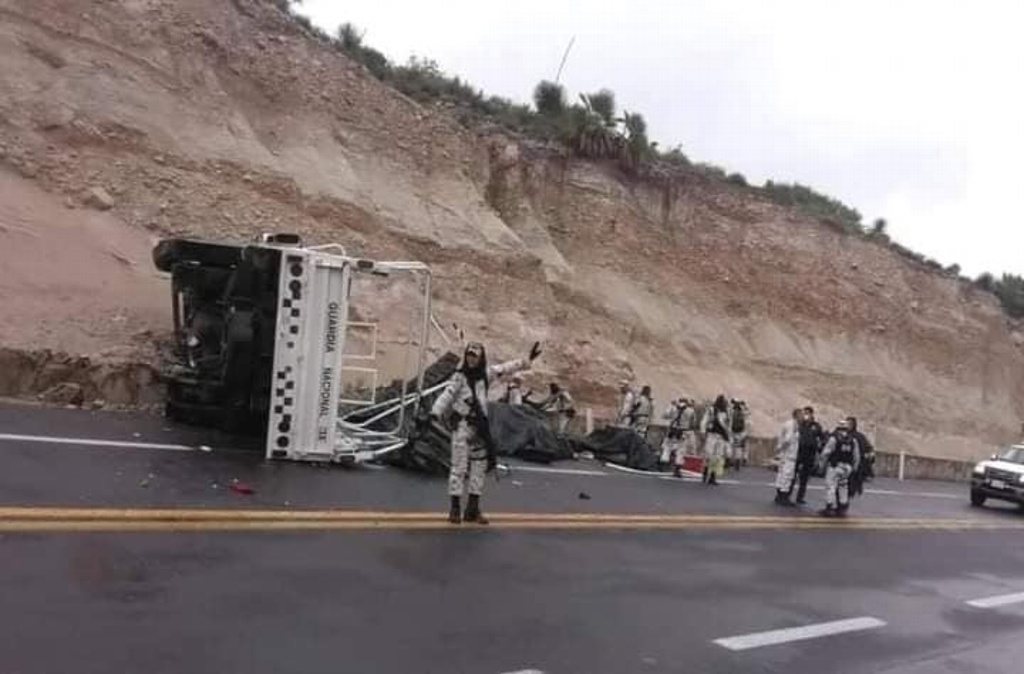 Imagen Vuelca camión de la Guardia Nacional en carretera Cuacnopalan-Oaxaca