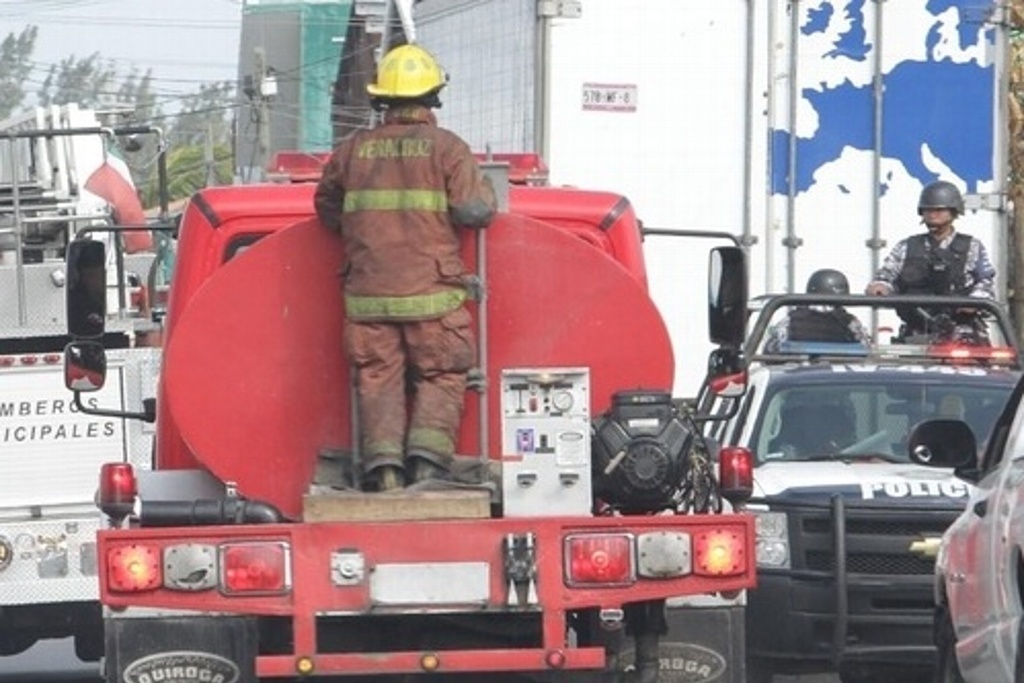 Imagen Incendio consume varios vehículos en San Andrés Tuxtla, Veracruz