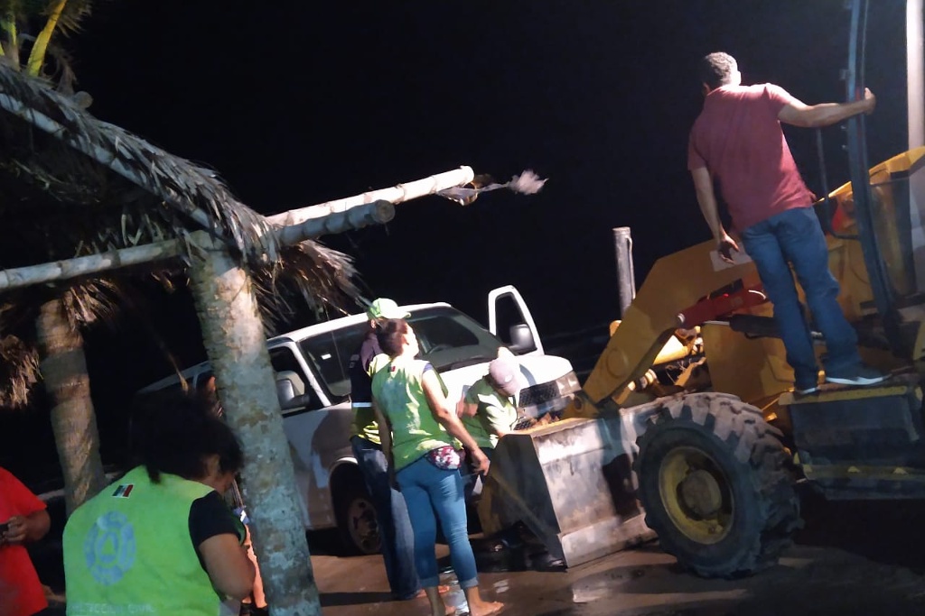 Imagen Sorprende fuerte marejada en Antón Lizardo, camioneta de turistas quedó atrapada (Fotos) 
