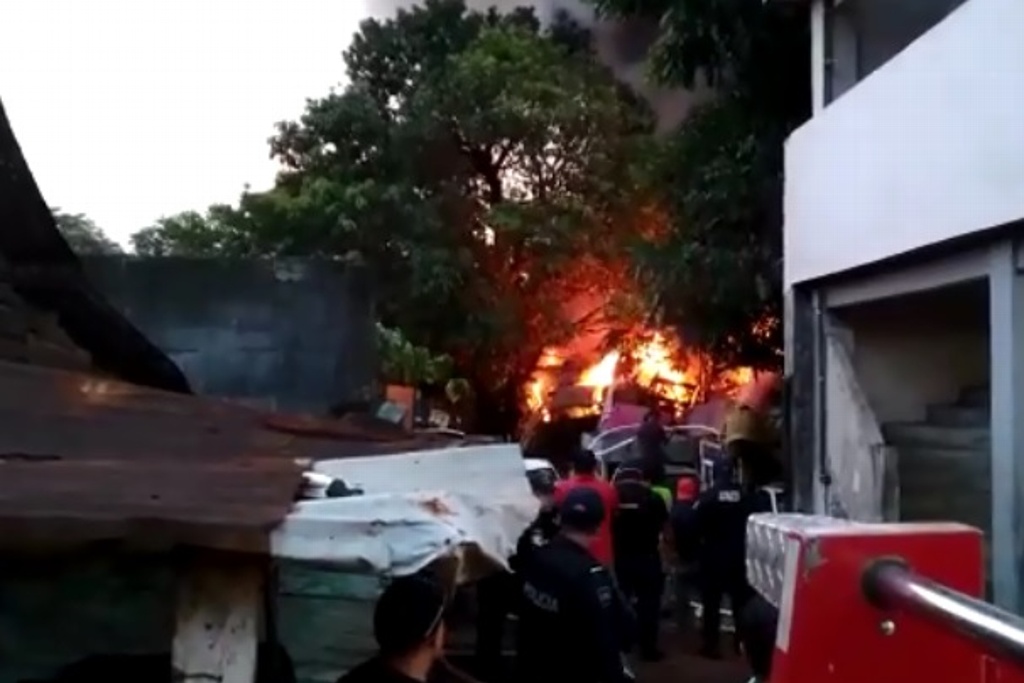 Imagen Se incendia depósito de autos en San Andrés Tuxtla, Veracruz