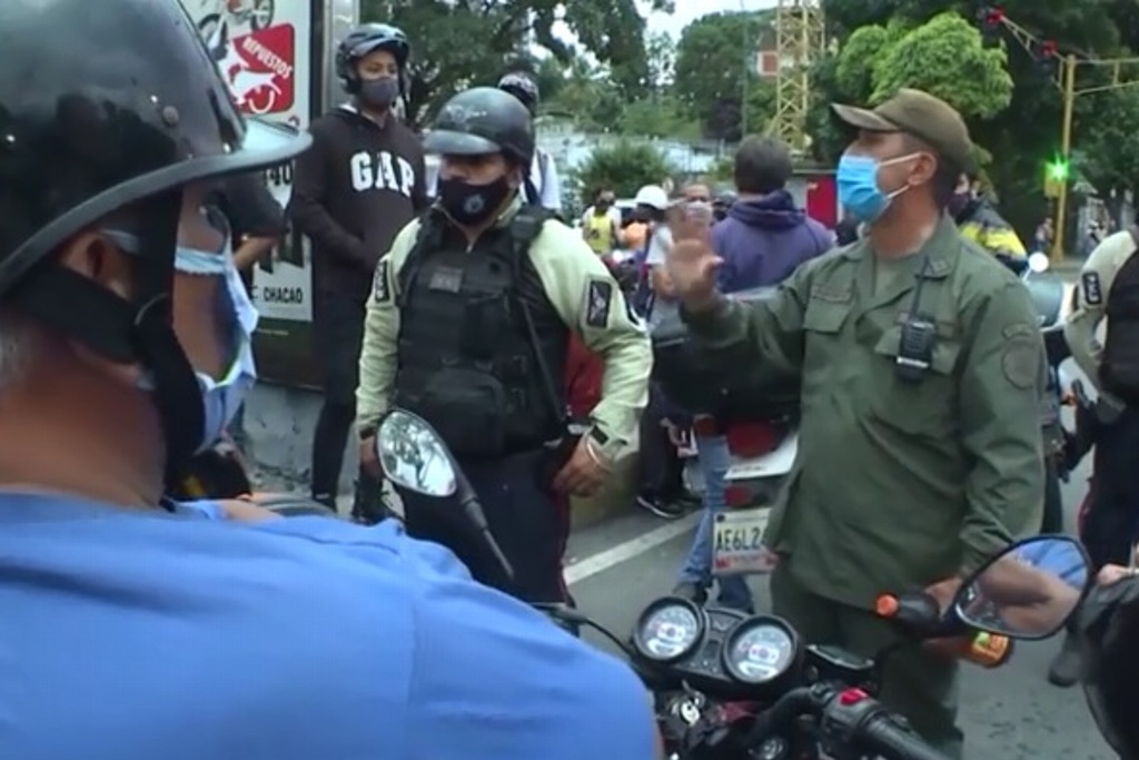 Imagen Tras escasez, denuncian abusos policiacos al intentar cargar gasolina en Venezuela