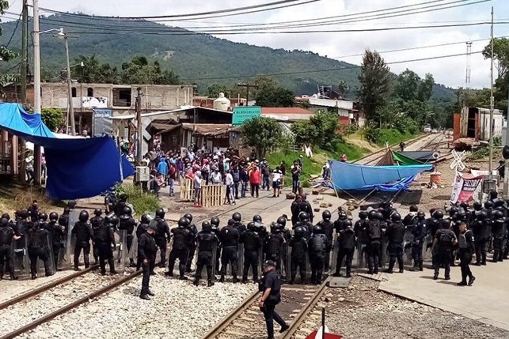 Imagen Desalojan a maestros y normalistas que bloqueaban vías del tren en Michoacán (+Video)