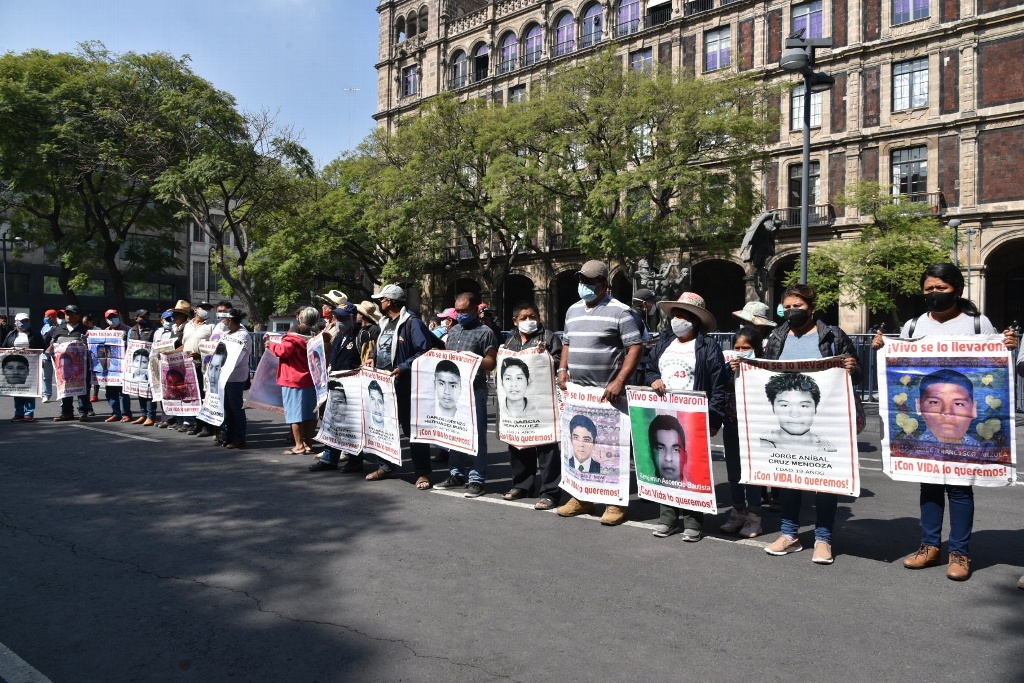 Imagen Padres de normalistas de Ayotzinapa protestan frente a Suprema Corte en CDMX