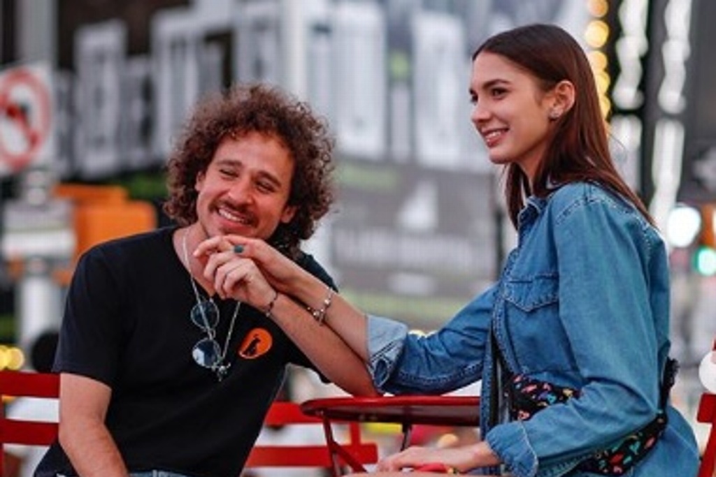 Imagen Luisito Comunica desata polémica tras recrear imagen con mezcal y su novia (+foto)