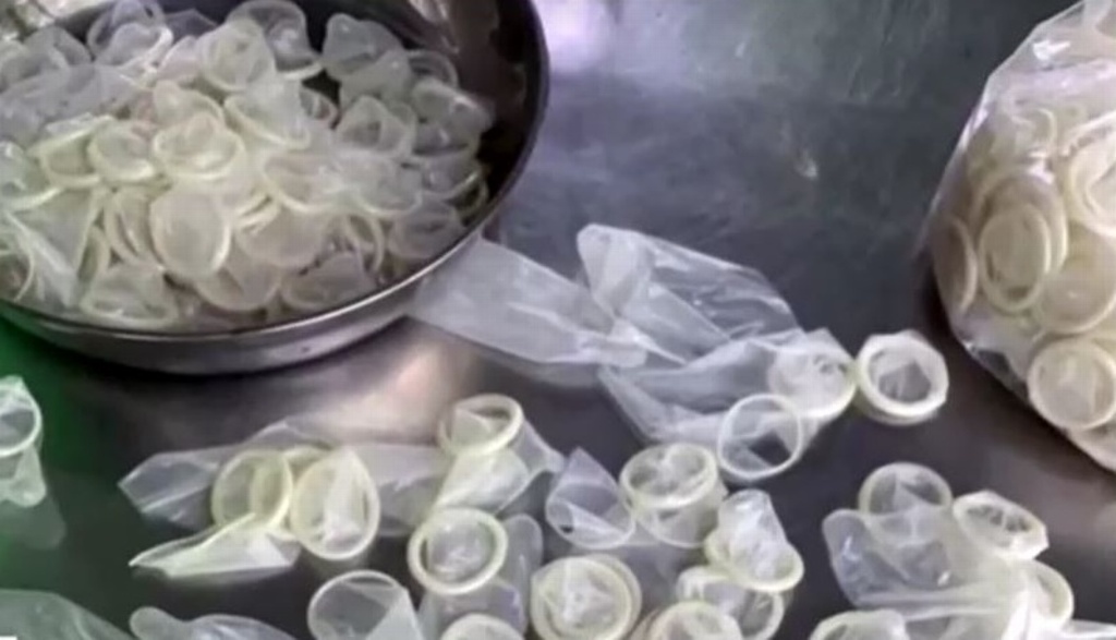 Imagen Descubren almacén donde limpiaban condones usados para revenderlos