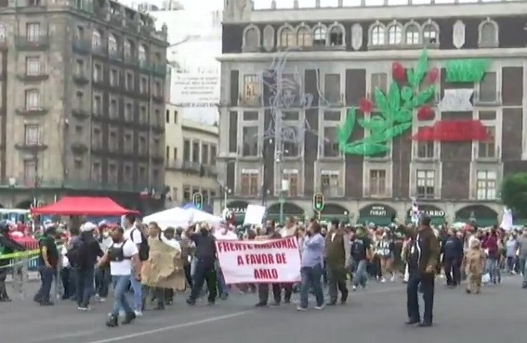 Imagen Simpatizantes de AMLO marcharon al Zócalo de CDMX; comparten plaza con FRENAAA
