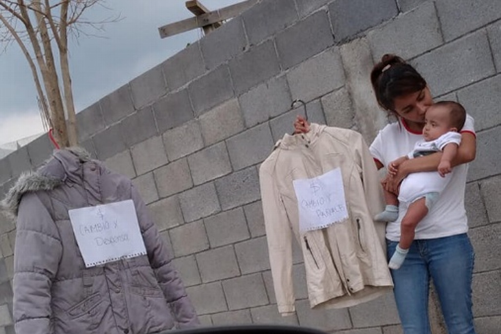 Imagen Se hace viral tras intercambiar su ropa por pañales para su bebé y despensa